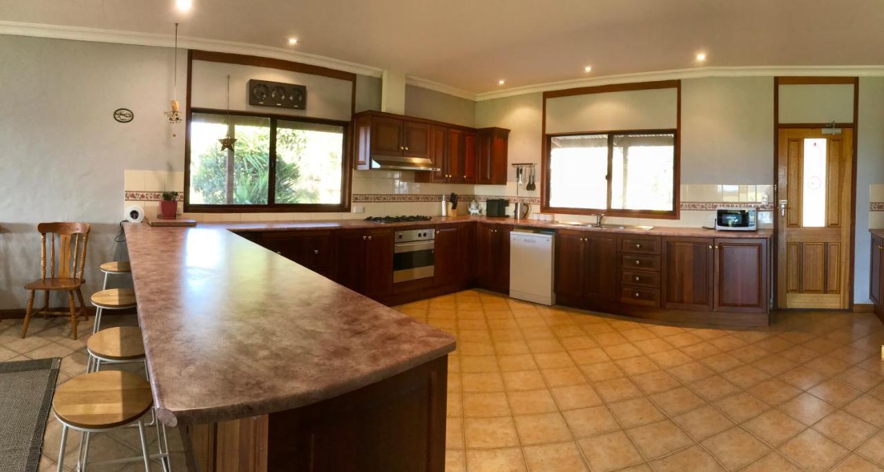 Bee'S Place - 3 Bedroom Home On 10 Acres Of Land With Distant Ocean Views Emu Bay ภายนอก รูปภาพ