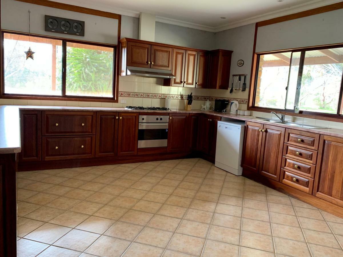 Bee'S Place - 3 Bedroom Home On 10 Acres Of Land With Distant Ocean Views Emu Bay ภายนอก รูปภาพ